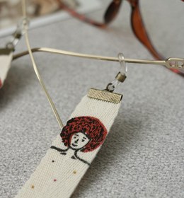 تصویر بند عینک طرح مو فرفری 