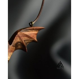 تصویر گردنبند چوبی طرح خفاش سلطان تاریکی 