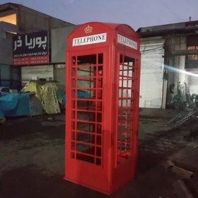 تصویر باجه تلفن فلزی لندنی با طراحی مدرن و دوام بالا 