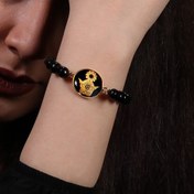 تصویر دستبند ابکاری طلا طرح تاج با سنگ اونیکس 