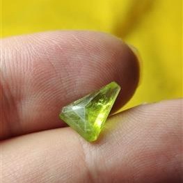 تصویر زبرجد کمیاب مثلثی کد A34 