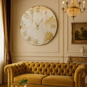 تصویر ساعت دیواری عروس طلایی با نورپردازی ملایم 