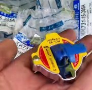 تصویر درب رادیاتور سوپاپ دار پراید کره ای اصل دارای سوپاپ محافظتی جهت جلوگیری از سوختن دست هنگام جوش آورن خودرو با کیفیت بالا نایاب در بازار 