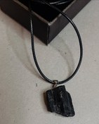 تصویر گردنبند سنگ طبیعی تامبل تورمالین با بند چرمی 