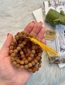 تصویر تسبیح رودراکشا ۱۰۸ عددی بدون حنا با نخ زرد رنگ 