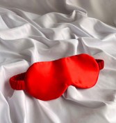 تصویر چشم‌بند ساتن قرمز روشن 