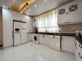 تصویر کابینت آشپزخانه پلی اورتان سفید نئو کلاسیک 