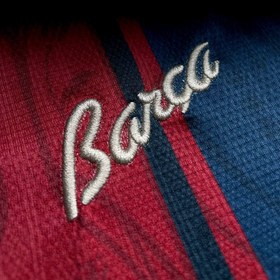 تصویر کیت ۱۲۵ سالگی بارسلونا آستین بلند اسپشیال با شورت 