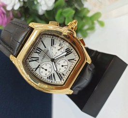 تصویر ساعت مچی مردانه سه موتور فعال کرنوگراف بند مشکی صفحه سفید دور طلایی برند کارتیر CARTIER،تکی به قیمت عمده CARTIER