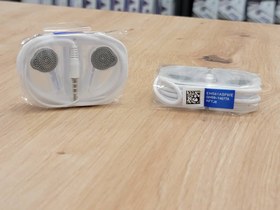 تصویر پخش‌کننده موزیک دیجیتال همراه با هندزفری 