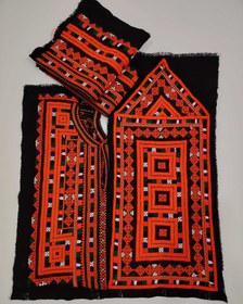 تصویر زی‌آستین طرح تمام پلیوار پرشیرازه‌ای – پارچه تارکِش – کاملاً دست‌دوز بلوچی 