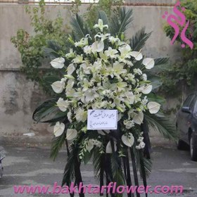 تصویر پایه گل ترحیم-تاج گل با آنتوریوم و لیلیوم سفید 