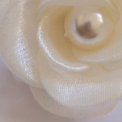 تصویر اسکرانچی گل رز مرواریدی 