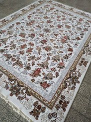 تصویر فرش ماشینی ۵۰۰ شانه طرح افشان جانان سفید کاشان – خرید قالی کاشان با طرح مدرن و روشن. 