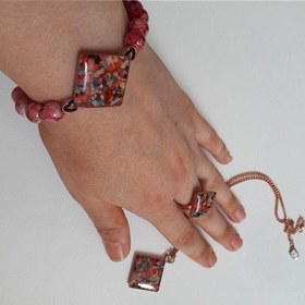 تصویر دستبند و انگشتر و گردنبند مسی طرح لوزی 