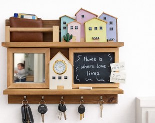 تصویر جاکلیدی دیواری چوبی چندکاره با آینه، ساعت، تخته یادداشت و جا کیف پول Multifunctional Wooden Wall Key Holder with Mirror, Clock & Organizer