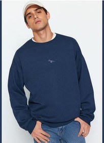 تصویر سویشرت مردانه آبی با یقه گرد بزرگ و نرم، دارای گلدوزی دایناسور. برند trendyol Indigo Men's Men's Oversized Crew Neck Soft Pillow Dinosaur Embroidery Sweatshirt.