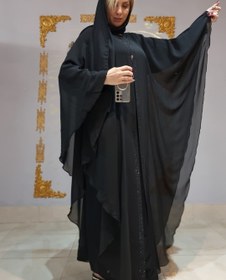 تصویر مانتو عبا ارزان در کرج طرح ورساچه مانتو پانچ طرح ورساچه عبای مجلسی دو لایه حریر و آستری همراه شال قد کار ۱۴۰ تا سایز ۵۴ ا Abaya Abaya