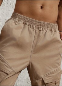 تصویر شلوار کتان مردانه با فیت آزاد و قد مستقیم، با کمر متوسط برند hubberholme Men Relaxed Straight Leg Loose Fit Mid Rise Cotton Cargos Trousers