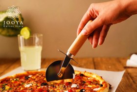 تصویر پیتزا بر مدل ماهرو 