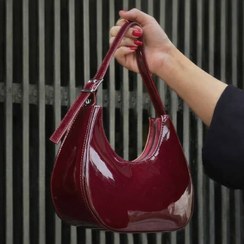 تصویر کیف هلال زنانه ورنی زرشکی | کیف رودوشی ترند دخترانه شیک 