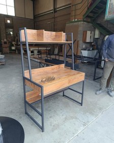 تصویر میز تحریر کتابخانه دار 