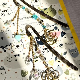 تصویر بوکمارک دخترانه برنجی با آویز گل رز – نشانک کتاب فانتزی و شیک 