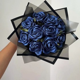 تصویر دسته گل رز ربانی آبی با کاغذ مشکی و برگ سبز Blue Ribbon Rose Bouquet with Black Wrapping and Green Leaves