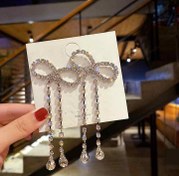 تصویر گوشواره زنانه میخی کره‌ای مدل پاپیون 