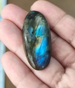تصویر نگین سنگ لابرادوریت بیضی اصل طبیعی با تلاولویی بی نظیر طبیعی 9گرم 