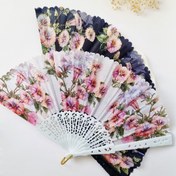 تصویر بادبزن تاشو دستی زنانه طرح گل‌های صورتی کلاسیک با دسته پلاستیکی مشبک تزئینی 