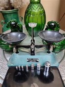 تصویر ترازو قدیمی وزنه دار 