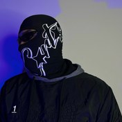 تصویر ماسک پارچه‌ای کورتز مشکی و سفید با چاپ 