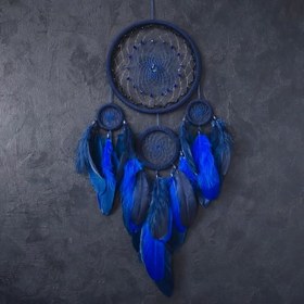 تصویر دریم کچر آبی | آویز دیواری شیک و دست‌ساز با پرهای آبی 