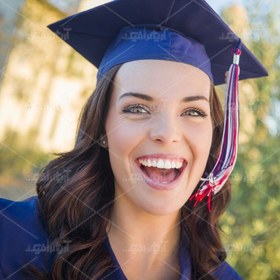 تصویر عکس با کیفیت دختر فارغ التحصیل با خنده 
