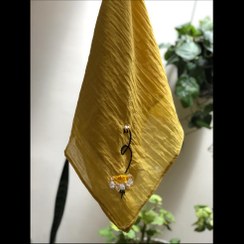 تصویر اسکارف طرح گل وزنبور 