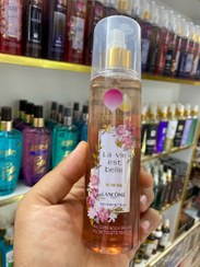 تصویر بادی اسپلش زنانه مدل La vie est belle حجم 240 میلی لیتر کریشن آیریس Creation Iris La vie est belle Body Splash For Women 240ml