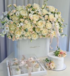 تصویر باکس گل و کاپ کیک خواستگاری سفید گلبهی فلوبار White and Peach Engagement Flower Box and Cupcakes FlowBar