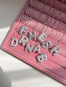 تصویر گردنبند حروف نقره‌ای نگین دار 