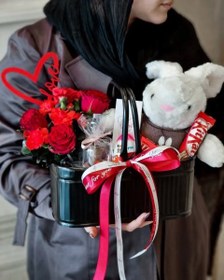 تصویر گل و بادکنک رز سفید ولنتاین در گلفروشی کامرانیه 