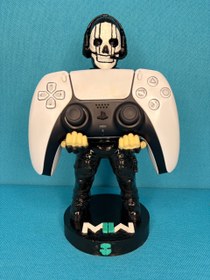 تصویر هولدر دسته ps5,ps4 طرح فیگور گوست شخصیت کال آف دیوتی 