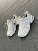 تصویر کتانی نیو بالانس ۵۳۰ رنگ سفید جنس پلاستیک سایز ۴۲ 