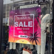 تصویر چاپ مش استیکر حراج روی شیشه فروشگاه 