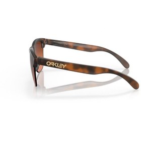 تصویر عینک دوچرخه سواری اورجینال اوکلی قهوه ای Oakley 93745063 عینک آفتابی Frogskins Lite 9374-5063 