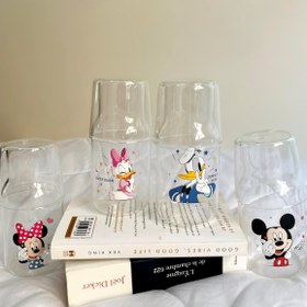 تصویر بطری آب کنار تخت 