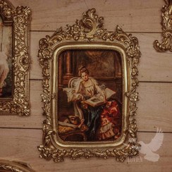 تصویر قاب وینتیج طلایی مخملی 