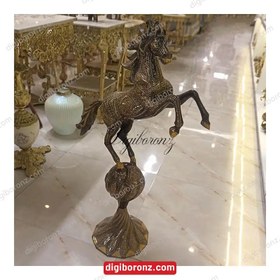 تصویر مجسمه برنجی برنزی اسب روی کره 40 اینچ فول طلائی مشکی پاکستانی Pakistani 40 inch full black gold bronze horse on sphere bronze statue