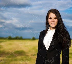 تصویر عکس با کیفیت دختر با لبخند در طبیعت 