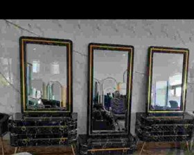 تصویر دکور آرایشگاهی سه تیکه بغل خم درر نگ بندی سفیدومشکی طوسی پایه فلزی آبکاری شده 