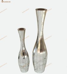 تصویر گلدان کنار سالنی نقره ای 